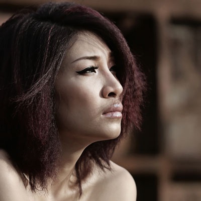 Hình ảnh bán nude của Pha Lê trên bìa đĩa