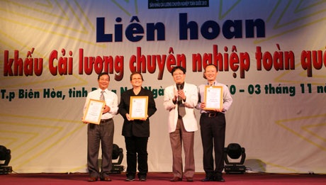 Khán giả vẫn mặn mà với cải lương - 2 Ông Vương Duy Biên trao HCV cho 3 đơn vị