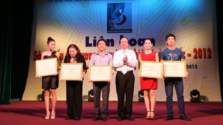 Khán giả vẫn mặn mà với cải lương - 3 Hội nghệ sĩ sân khấu tặng bằng khen cho các cá nhân tiêu biểu