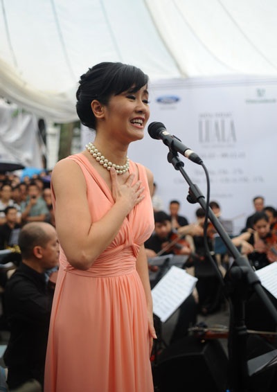 Sự xuất hiện của ca sĩ Hồng Nhung cuối chương trình nhận được sự cổ vũ nhiệt liệt của khán giả