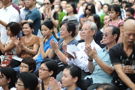 Khán giả hào hứng theo dõi  hòa nhạc Luala