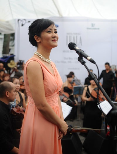 Sự xuất hiện của ca sĩ Hồng Nhung cuối chương trình nhận được sự cổ vũ nhiệt liệt của khán giả