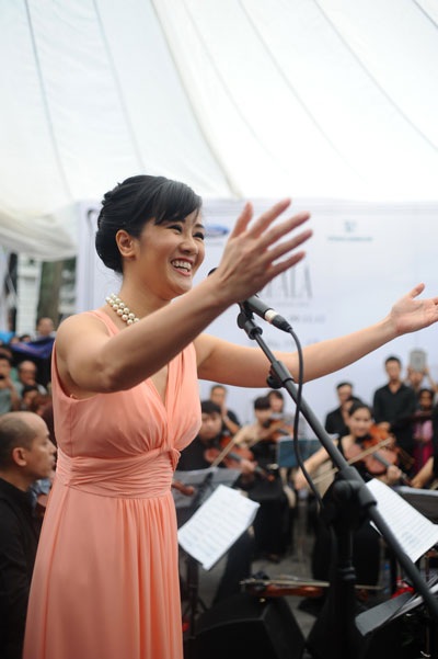 Sự xuất hiện của ca sĩ Hồng Nhung cuối chương trình nhận được sự cổ vũ nhiệt liệt của khán giả