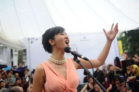 Sự xuất hiện của ca sĩ Hồng Nhung cuối chương trình nhận được sự cổ vũ nhiệt liệt của khán giả