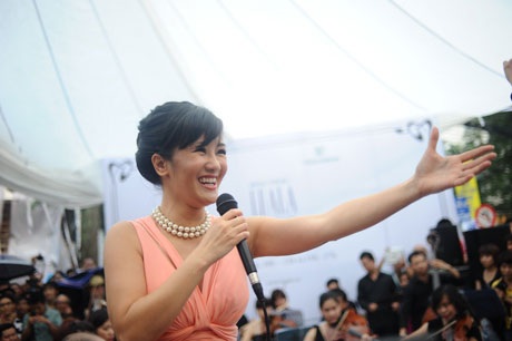 Sự xuất hiện của ca sĩ Hồng Nhung cuối chương trình nhận được sự cổ vũ nhiệt liệt của khán giả