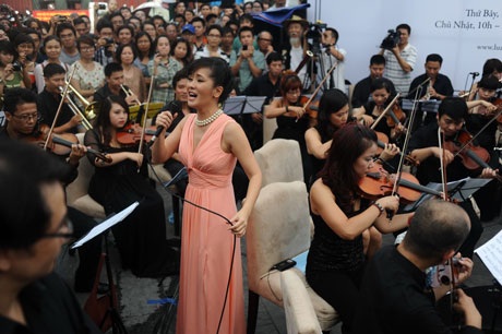 Chưa khi nào, Hồng Nhung cảm thấy mình gần khán giả đến thế...