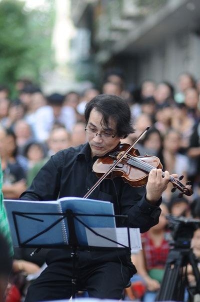 Các nghệ sĩ của Dàn nhạc trình diễn hết mình