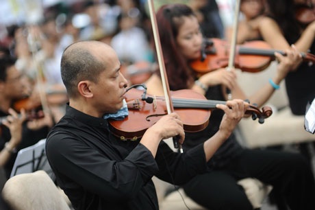 Các nghệ sĩ của Dàn nhạc trình diễn hết mình