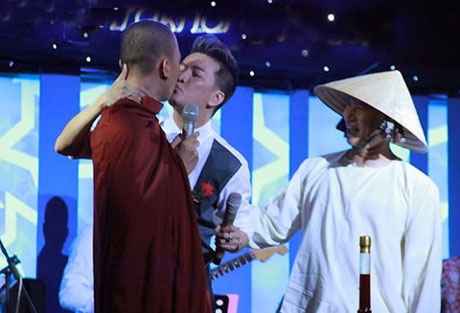 Cơ quan quản lý đang xem xét scandal “khóa môi nhà sư” của Đàm Vĩnh Hưng - 2 Nụ hôn đồng giới giữa Đàm Vĩnh Hưng và sư thày khiến dư luận phẫn nộ