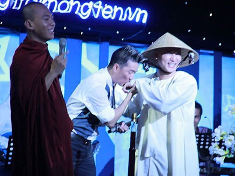 Cơ quan quản lý đang xem xét scandal “khóa môi nhà sư” của Đàm Vĩnh Hưng - 3 Nụ hôn đồng giới giữa Đàm Vĩnh Hưng và sư thày khiến dư luận phẫn nộ