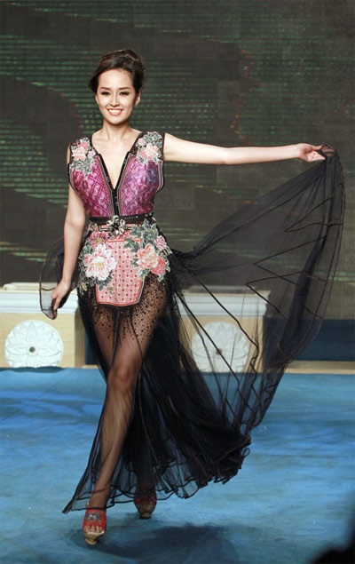 Mai Phương Thúy nổi bật với váy ren đen