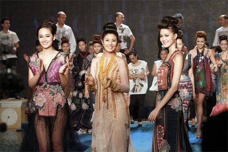  Ba Hoa hậu tỏa sáng trong đêm thời trang tối qua.