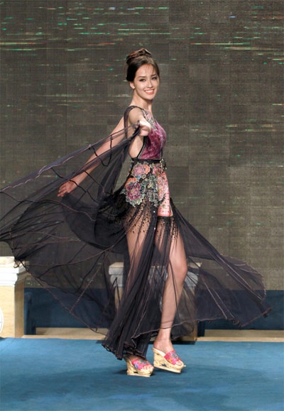 Mai Phương Thúy nổi bật với váy ren đen