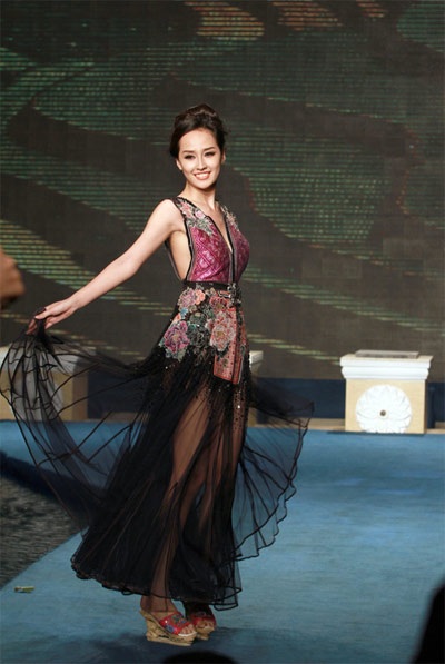 Mai Phương Thúy nổi bật với váy ren đen