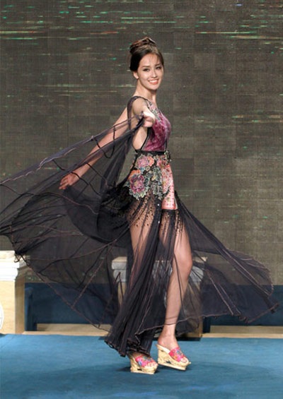 Mai Phương Thúy nổi bật với váy ren đen