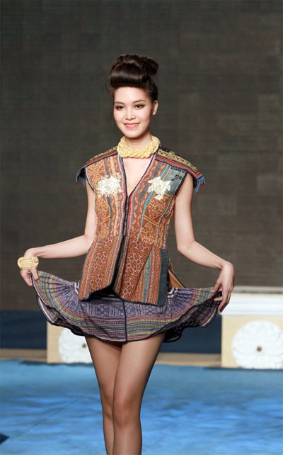 Hoa hậu Thùy Dung trình diễn váy ngắn, khoe chân dài