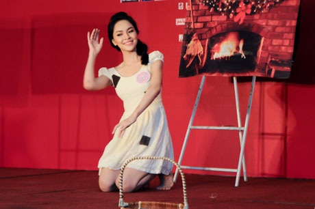 Thí sinh Phụ nữ Việt Nam qua ảnh 2012 phô diễn tài năng - 2 Thí sinh Trần Kim Phượng (Cần Thơ) biến hóa khi vui - khi buồn với hoạt cảnh “Cô bé bán diêm”