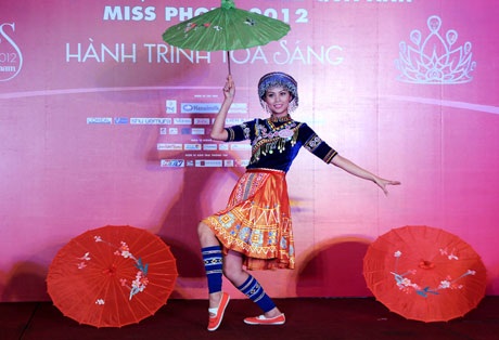 Thí sinh Phụ nữ Việt Nam qua ảnh 2012 phô diễn tài năng - 3 Thí sinh Phạm Thị Kim Thoa (Lào Cai) múa “Thiếu nữ vùng cao”