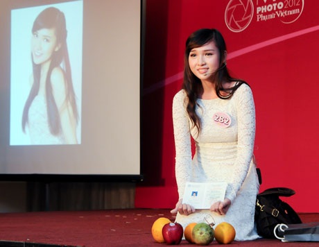 Thí sinh Phụ nữ Việt Nam qua ảnh 2012 phô diễn tài năng - 5 Thí sinh Nguyễn Hồng Ân (TP.HCM) diễn kịch độc thoại “Nỗi đau
