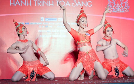 Thí sinh Phụ nữ Việt Nam qua ảnh 2012 phô diễn tài năng - 9 Thí sinh Vũ Thị Hồng Trúc (TP.HCM) múa Apsara