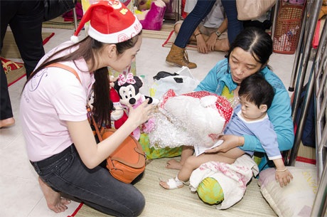 Người đẹp Miss Photo tặng quà Noel cho bệnh nhi ung thư - 1 H.T