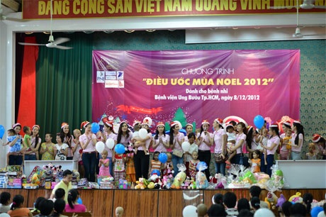 Người đẹp Miss Photo tặng quà Noel cho bệnh nhi ung thư - 10 H.T