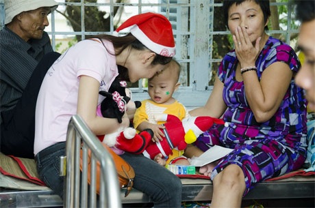 Người đẹp Miss Photo tặng quà Noel cho bệnh nhi ung thư - 2 H.T