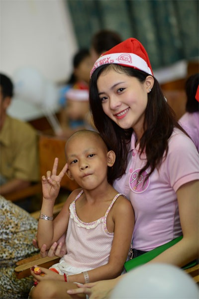 Người đẹp Miss Photo tặng quà Noel cho bệnh nhi ung thư - 4 H.T