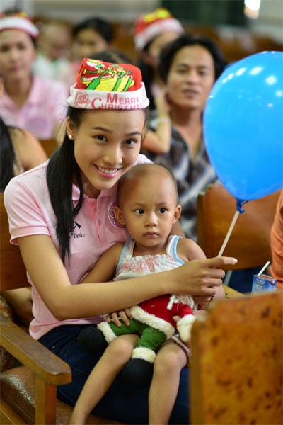 Người đẹp Miss Photo tặng quà Noel cho bệnh nhi ung thư - 5 H.T