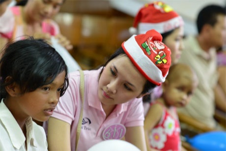 Người đẹp Miss Photo tặng quà Noel cho bệnh nhi ung thư - 6 H.T