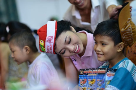 Người đẹp Miss Photo tặng quà Noel cho bệnh nhi ung thư - 8 H.T
