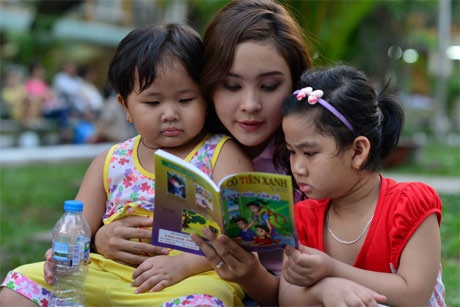 Người đẹp Miss Photo tặng quà Noel cho bệnh nhi ung thư - 9 H.T