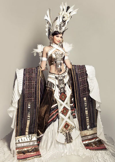 Bộ quốc phục cồng kềnh, giống nhân vật game online của Trúc Diễm