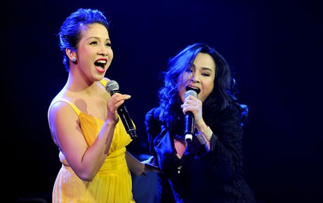 Thanh Lam cầm tay mùa hè với Mỹ Linh