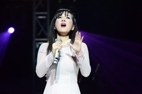 Hồng Nhung trong liveshow Có phải em mùa thu Hà Nội