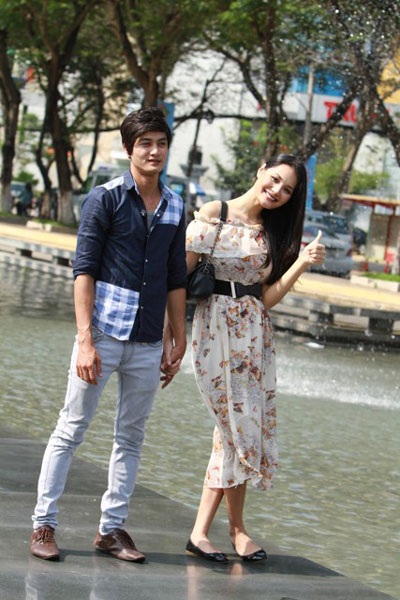 Hoa hậu Hương Giang lần đầu đóng phim - 2 Hương Giang cùng bạn diễn trong các cảnh quay chương trình Sống đẹp