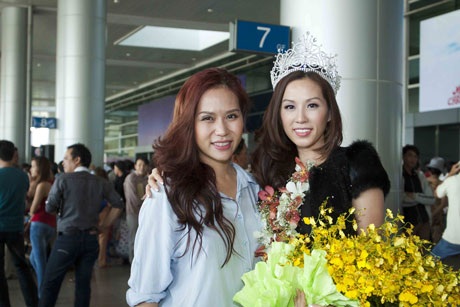Tân Hoa hậu Quý bà rạng rỡ ngày về Việt Nam - 10 Ca sĩ Hồng Mơ (phải) và ca sĩ Quốc Thiên đi đón Thu Hoài