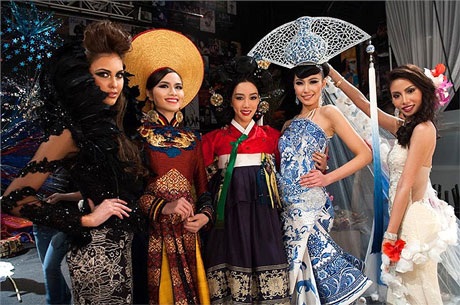 Vì sao quốc phục Việt Nam lọt top 10 Hoa hậu hoàn vũ? - 5 Diễm Hương trình diễn trang phục dân tộc trên sân khấu Hoa hậu Hoàn vũ