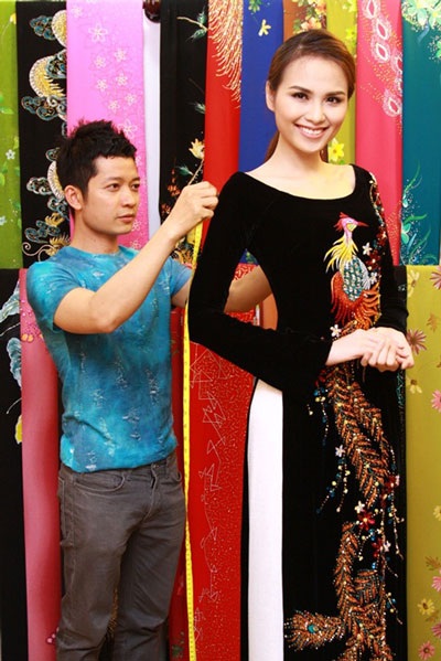 Vì sao quốc phục Việt Nam lọt top 10 Hoa hậu hoàn vũ? - 7 Diễm Hương trình diễn trang phục dân tộc trên sân khấu Hoa hậu Hoàn vũ