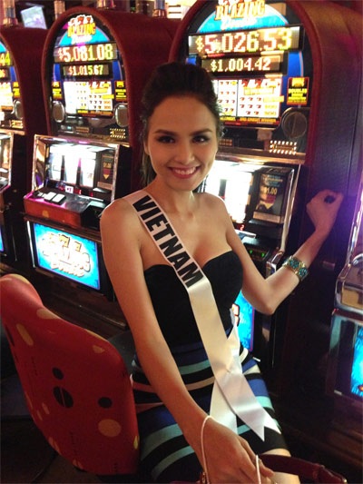 Hình ảnh đầu tiên của Diễm Hương tại Las Vegas - 7 Cô thích thú với các máy đánh bạc nhiều màu sắc nổi tiếng ở Las Vegas