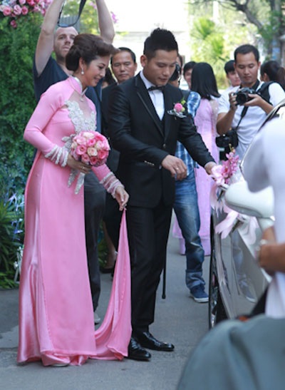 Những đám cưới ồn ào nhất showbiz Việt 2012 - 1 Lễ rước dâu của cặp đôi Jennifer Phạm và Nguyễn Đức Hải diễn ra sáng ngày 19/12