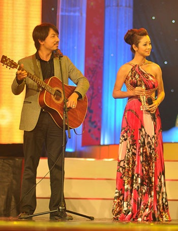 Jennifer Phạm xin lỗi khán giả vì lỡ hẹn “Xuân Phát tài 3” - 1 Jennifer Phạm và GS. Cù Trọng Xoay từng tung hứng trên sân khấu trong vai trò MC