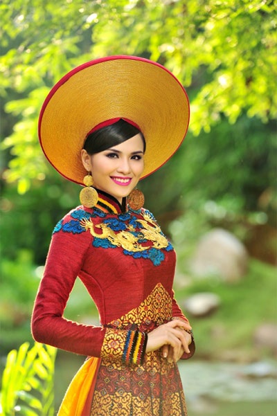 Diễm Hương ấn tượng với quốc phục thêu hoa văn thổ cẩm - 2 N.H