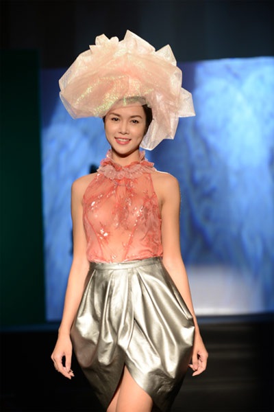 Ngắm “bản sao” của Á hậu Ngọc Oanh trình diễn catwalk