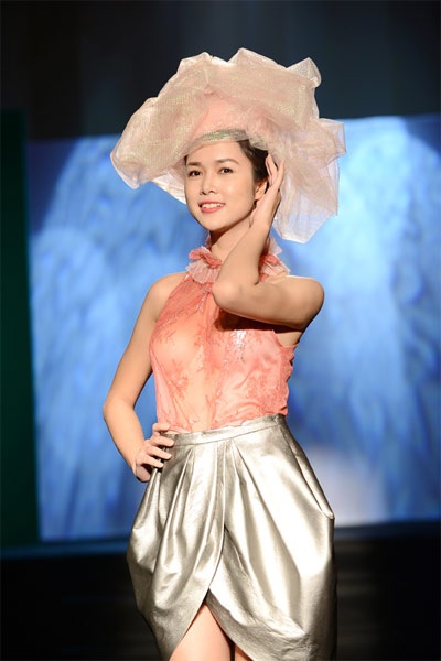 Vũ Ngọc Anh gây sự chú ý với nhan sắc rạng rỡ và có nhiều nét hao hao giống Á hậu Ngọc Oanh