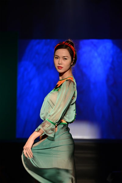 Một vài hình ảnh trình diễn catwalk của Ngọc Anh