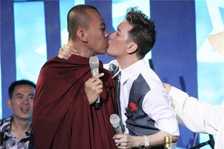 Những scandal tai tiếng của nghệ sĩ Việt năm 2012 - 1 Vụ khóa môi phản cảm giữa ca sĩ Đàm Vĩnh Hưng và sư thầy
