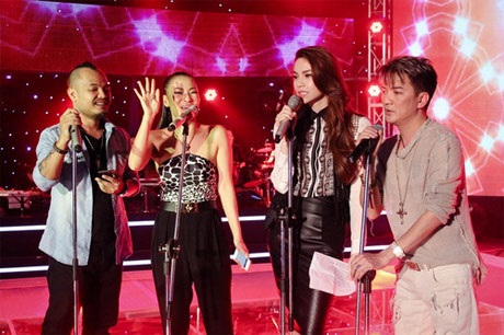 Nhạc teen bị thả nổi với nhiều chiêu gây sốc bệnh hoạn - 2 4 HLV của The Voice- chương trình nổi tiếng và cũng nhiều scandal...