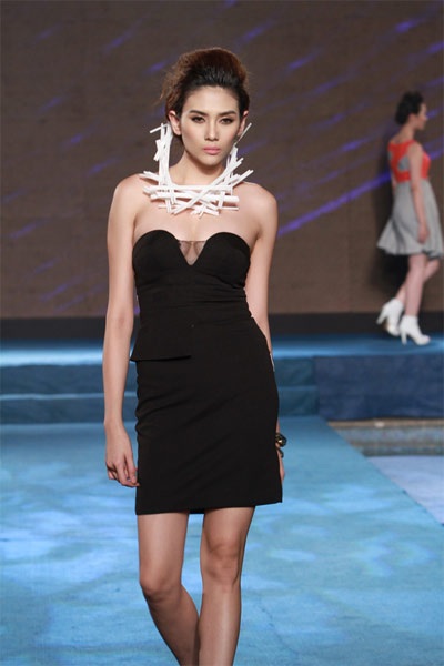 Hoàng Yến xinh như “thiên thần” trên sàn catwalk - 9 Á hậu Hoàn vũ chuyển sang vẻ kiêu kỳ, đầy quyến rũ khi thể hiện mẫu thiết kế của Đức Hải