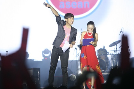 Hết mình với MTV Exit, fan Việt lại… ngất xỉu - 7 Hết mình với MTV Exit, fan Việt lại… ngất xỉu